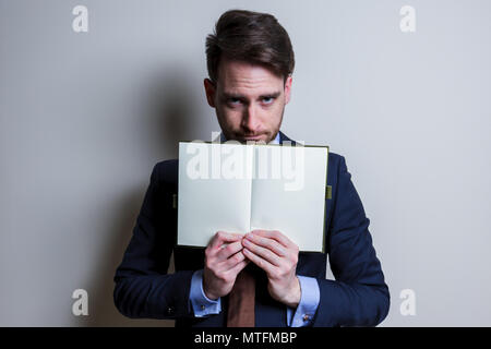 Wütend Geschäftsmann mit leerer Hinweis. Studio portrait isoliert. Stockfoto