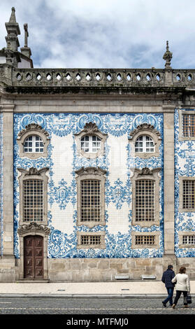 Traditionelle portugiesische Azulejo Kacheln auf Carmo Kirche außen in Porto, Portugal Stockfoto