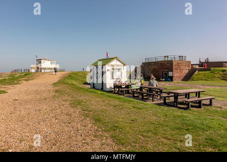 Nationale Coastwatch Station und Shoreham Fort Freiwilligen - Shoreham Hafeneinfahrt, West Sussex, UK. Stockfoto