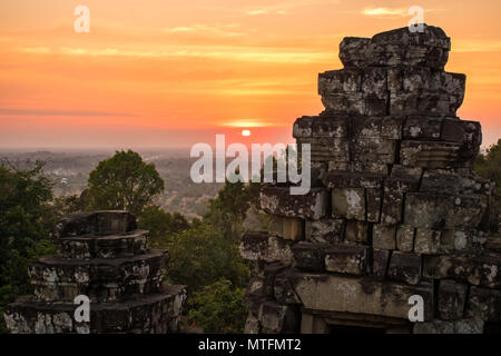 Sonnenuntergang in Phnom Bakheng Tempel, Angkor Wat, Kambodscha. Stockfoto