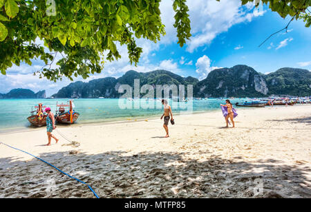 Ko Phi Phi Lee, Thailand Juli 06,2017: Viele Touristen genießen Sie tropische Klima in Ko Phi Phi Lee Inseln mit traumhaften Meerblick Thailand. Diese Insel ist int Stockfoto