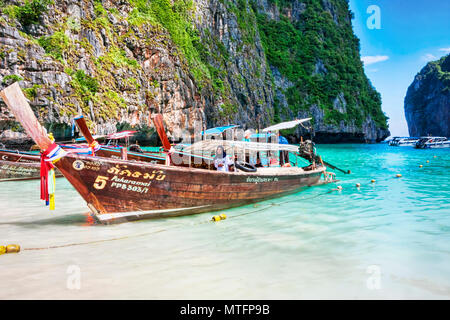 Ko Phi Phi Lee, Thailand Juli 06,2017: typische Thai Schiff für Touristen, auf Ko Phi Phi Lee Island Strand vertäut. Diese Insel ist inder P Stockfoto