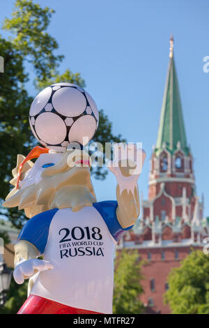 Moskau, Russland - 26. MAI 2018: Offizielles Maskottchen der FIFA WM 2018 in Russland - Zabivaka und der Moskauer Kreml Tower im Hintergrund. Symbol der Fußball Stockfoto