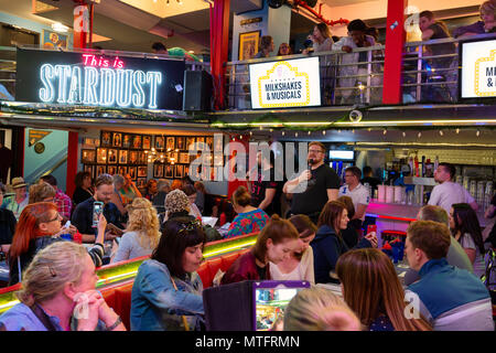 Kellner performing Songs aus Musicals in Ellens Stardust Diner Restaurant, während Diners auf, Broadway, New York City, USA Stockfoto