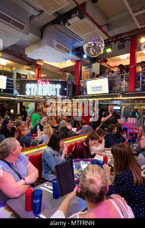 Kellner performing Songs aus Musicals in Ellens Stardust Diner Restaurant, während Diners auf, Broadway, New York City, USA Stockfoto