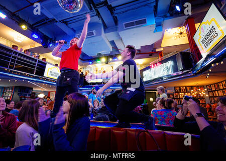 Kellner performing Songs aus Musicals in Ellens Stardust Diner Restaurant, während Diners auf, Broadway, New York City, USA Stockfoto