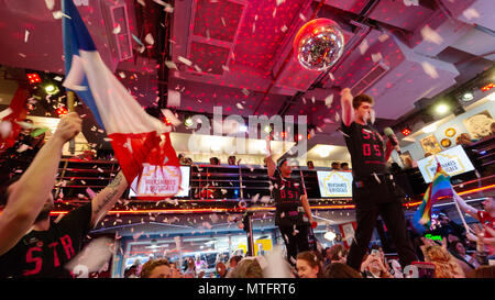 Kellner performing Songs aus Musicals in Ellens Stardust Diner Restaurant, während Diners auf, Broadway, New York City, USA Stockfoto