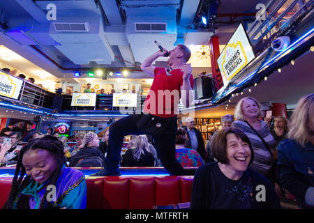 Kellner performing Songs aus Musicals in Ellens Stardust Diner Restaurant, während Diners auf, Broadway, New York City, USA Stockfoto