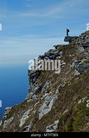 Ein Wanderer auf der Vorsprung auf der Oberseite des Slieve League Cliffs, County Donegal, Irland. Stockfoto