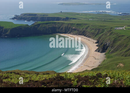 Ein Blick auf die Horseshoe - Der Silver Strand Strand geformt, Malinbeg, County Donegal, Irland. Stockfoto