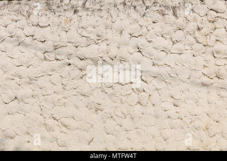 Verwitterte verputzte und gestrichene Wand Hintergrund teilweise verblichen, rau, Spezielle dekorative Technik Stockfoto