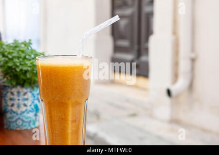 Glas Saft aus frischen Früchten closeup, blur Fassade Hintergrund Kopie Raum Stockfoto