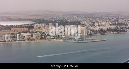 Zypern, Larnaca Luftaufnahme im Sommer. Mehrstöckige Gebäude direkt am Meer, Sandstrand, blaues Meer und Himmel Stockfoto