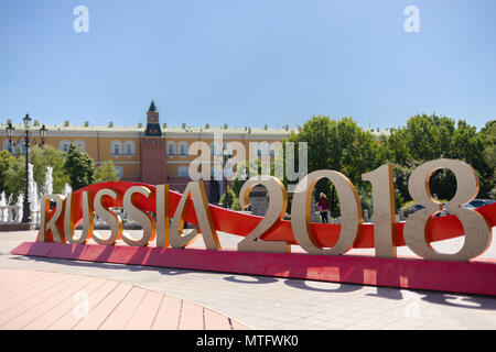 Die Inschrift "Russland 2018" installiert vor Beginn der FIFA Fußball-Weltmeisterschaft an Manezh Square. Wenige Menschen, Kreml und Manege Sq. im Hintergrund. Stockfoto