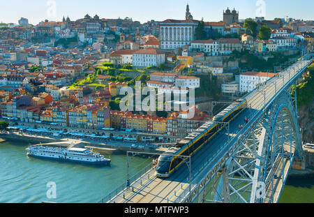 Die Altstadt von Porto und eine Straßenbahn über die Dom Luis Brücke. Portugal Stockfoto