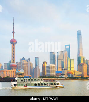 Passagiere Boot auf einem Fluss in der Innenstadt von Shanghai. China Stockfoto