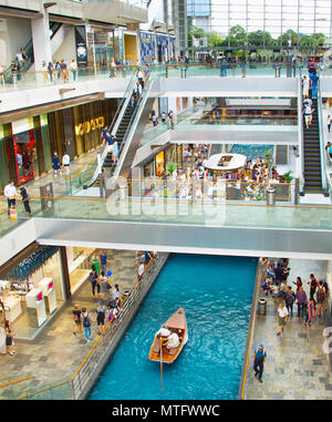 Singapur - 18.Februar 2017: Shopping Mall an der Marina Bay Sands Resort am März 08, 2013 in Singapur. Es ist, als der weltweit teuerste standalo in Rechnung gestellt Stockfoto