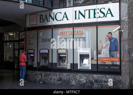 Belgrad, Serbien - Juni 2, 2017: Banca Intesa Logo auf ihren ATM in Belgrad. Intesa Sanpaolo ist eine der größten italienischen Handels- und Privatkundenbank. Stockfoto