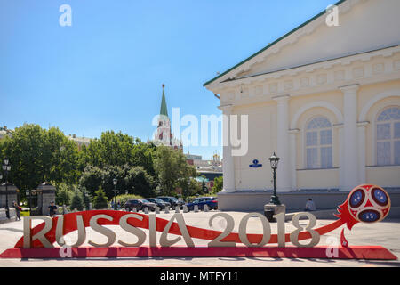 Die Inschrift "Russland 2018" installiert vor Beginn der FIFA Fußball-Weltmeisterschaft an Manezh Square. Wenige Menschen, Kreml und Manege Sq. im Hintergrund. Stockfoto