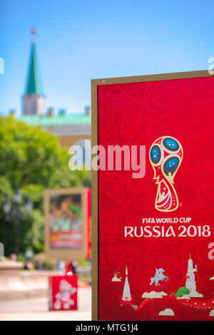 Moskau, Russland - 26. MAI 2018: Offizielles Logo der FIFA Fußball-Weltmeisterschaft 2018 in Russland auf einem roten Hintergrund Leinwand gedruckt, an Manezh Square. Wenige Menschen, Kreml Stockfoto