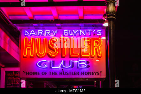 New Orleans, LA - 19.09.23, 2017: Larry Flynt's Hustler Club ist eine Bar und Strip Club auf der Bourbon Street, New Orleans. Stockfoto