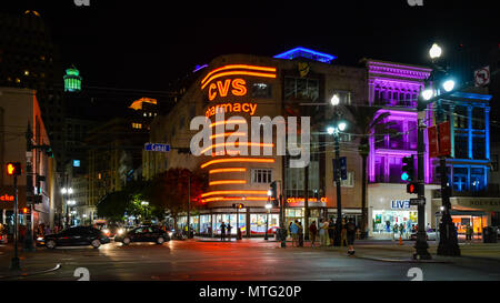 New Orleans, LA/USA, Sept. 23, 2017: Ecke der Canal und der Bourbon Straßen in der Nacht. Stockfoto