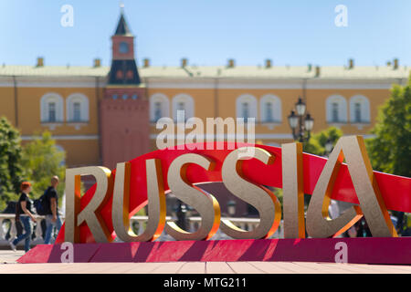 Die Inschrift 'Russland' vor Beginn der FIFA Fußball-Weltmeisterschaft an Manezh Platz installiert. Wenige Menschen, Kreml und Manege Sq. im Hintergrund. Stockfoto