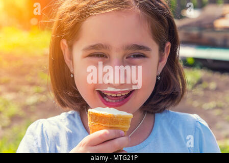 Mädchen essen Eis in der Waffel Schale, Nahaufnahme, Porträt, lächeln Stockfoto
