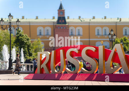 Die Inschrift 'Russland' vor Beginn der FIFA Fußball-Weltmeisterschaft an Manezh Platz installiert. Wenige Menschen, Kreml und Manege Sq. im Hintergrund. Stockfoto