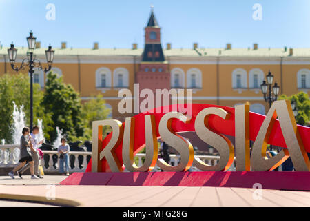 Die Inschrift 'Russland' vor Beginn der FIFA Fußball-Weltmeisterschaft an Manezh Platz installiert. Wenige Menschen, Kreml und Manege Sq. im Hintergrund. Stockfoto