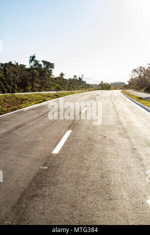 Straße in die neue Air Terminal von Hercilio Luz International Airport. Florianopolis, Santa Catarina, Brasilien. Stockfoto