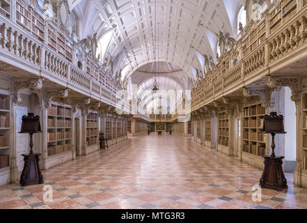 Die Bibliothek im Palast von Mafra (Mosteiro Palácio Nacional de Mafra), Mafra, Portugal Stockfoto