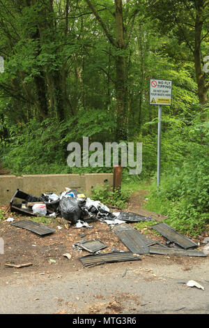 Müll unter einem keine schuttplatz Zeichen in der Landschaft, UK entleert. Stockfoto