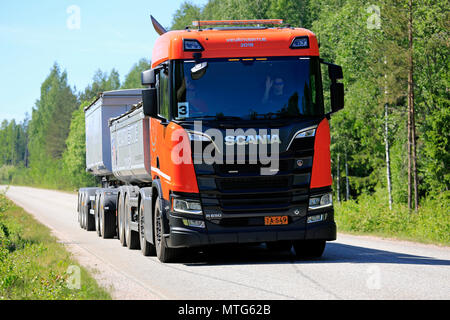 Orange Next Generation Scania R 650 Kies Lkw Kombination Test auf Frühling Straße auf Scania Tour 2018 in Lohja, Finnland - 25 Mai, 2018 angetrieben. Stockfoto