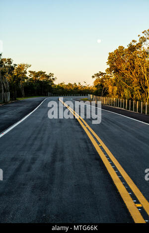 Straße in die neue Air Terminal von Hercilio Luz International Airport. Florianopolis, Santa Catarina, Brasilien. Stockfoto