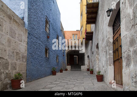 Arequipa, Peru - 16. Oktober 2015: Bunte Häuser aus Stein in einem Hinterhof Stockfoto