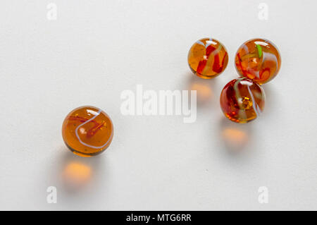 Leinölfirniss Kugeln aus Glas wecken Nostalgie und Kindheitserinnerungen an bessere Tage. Stockfoto