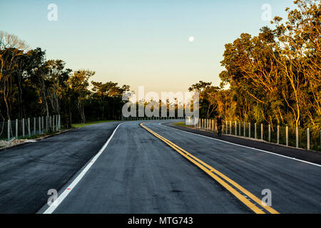 Straße in die neue Air Terminal von Hercilio Luz International Airport. Florianopolis, Santa Catarina, Brasilien. Stockfoto