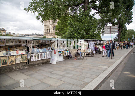 Paris, Frankreich, 22. Juli 2017: Malerei und buchen Sie Stände entlang der Seine. Stockfoto