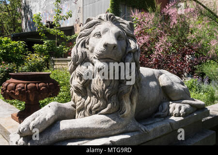 Dekorative Statuen im Skulpturengarten der Elizabeth Street, NYC Stockfoto