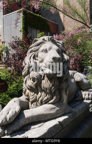 Dekorative Statuen im Skulpturengarten der Elizabeth Street, NYC Stockfoto