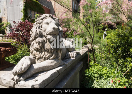 Dekorative Statuen im Skulpturengarten der Elizabeth Street, NYC Stockfoto