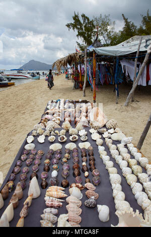 Seashell Souvenirs verkauft am Strand der Ile aux Benitiers, Mauritius Stockfoto