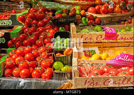 Obst und Gemüse auf einem Markt in Borough Market, London Abschaltdruck Stockfoto