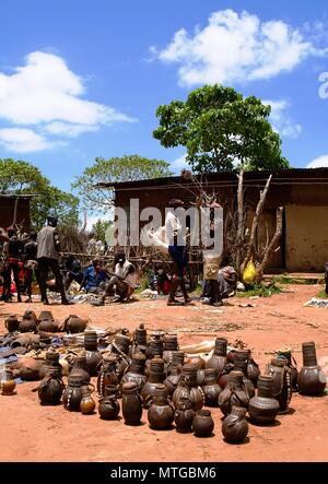 Traditionelle Krüge und Töpfe an Kunsthandwerk lokalen Markt Kei Afer - 04-10-2012 Omo Valley, Äthiopien Stockfoto