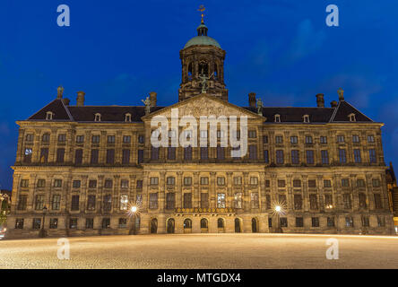 Königliche Palais in Amsterdam, am Dam-Platz am Abend. Niederlande Stockfoto