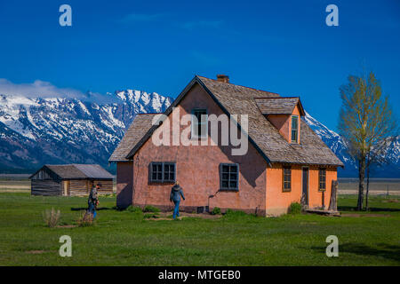 Leute, die bei der Eingabe der rosa Haus auf der John moulton Gehöft auf der Mormonen Zeile am Grand Teton National Park in der Nähe von Jackson, Wyoming Stockfoto