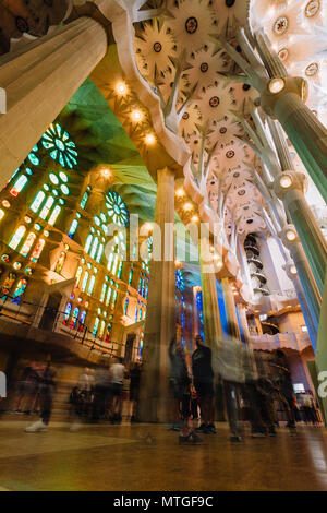 BARCELONA, SPANIEN - 25 April 2018: La Sagrada Familia - Dekoration der beeindruckenden Kathedrale von Gaudí, die geplant im Jahr 2026 fertig entwickelt. Stockfoto