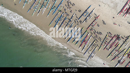 Luftaufnahme Outrigger Kanu Teams in Santa Barbara Rig laufen 12 km Rennen im Wettbewerb Stockfoto