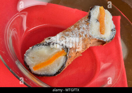 Dessert: Cannolo Siciliano. In einem italienischen Restaurant. Stockfoto